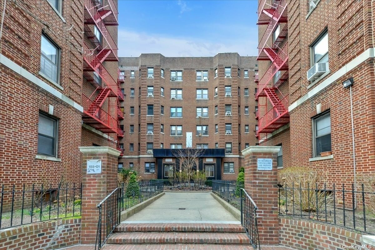 Property Photo:  155-01 90th Avenue 5U  NY 11432 