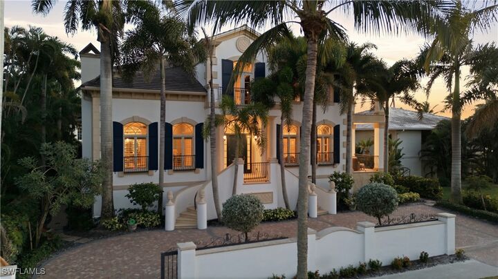 Property Photo:  40 5th Avenue S  FL 34102 