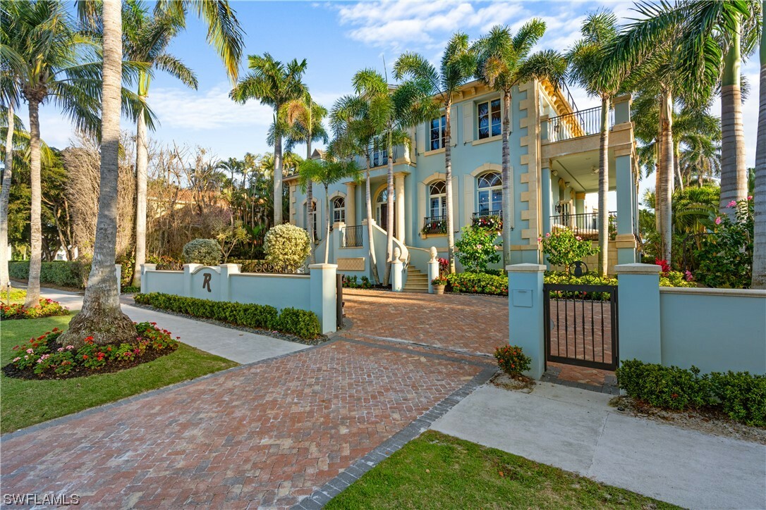 Property Photo: 40 5th Avenue S FL 34102