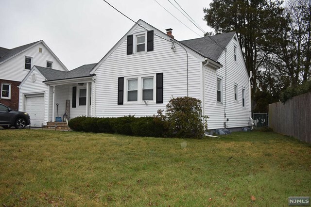 Property Photo:  24 East Spring Valley Avenue  NJ 07607 
