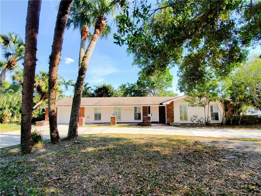 2671 Victory Boulevard  Vero Beach FL 32960 photo