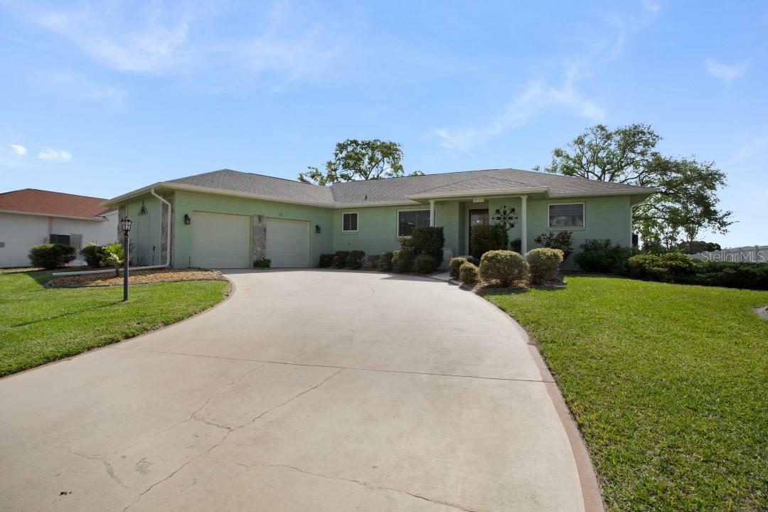 Property Photo:  812 Birdie Way  FL 33572 