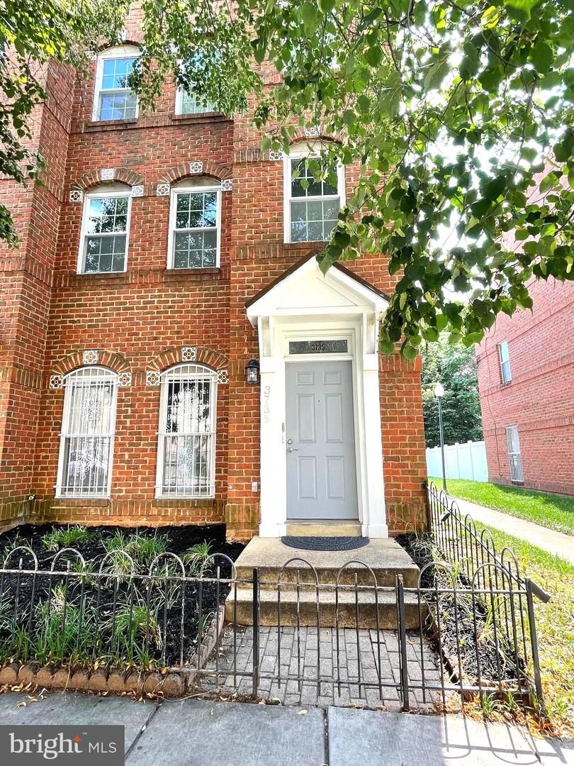 Property Photo:  3735 Cassell Place NE 3735  DC 20019 