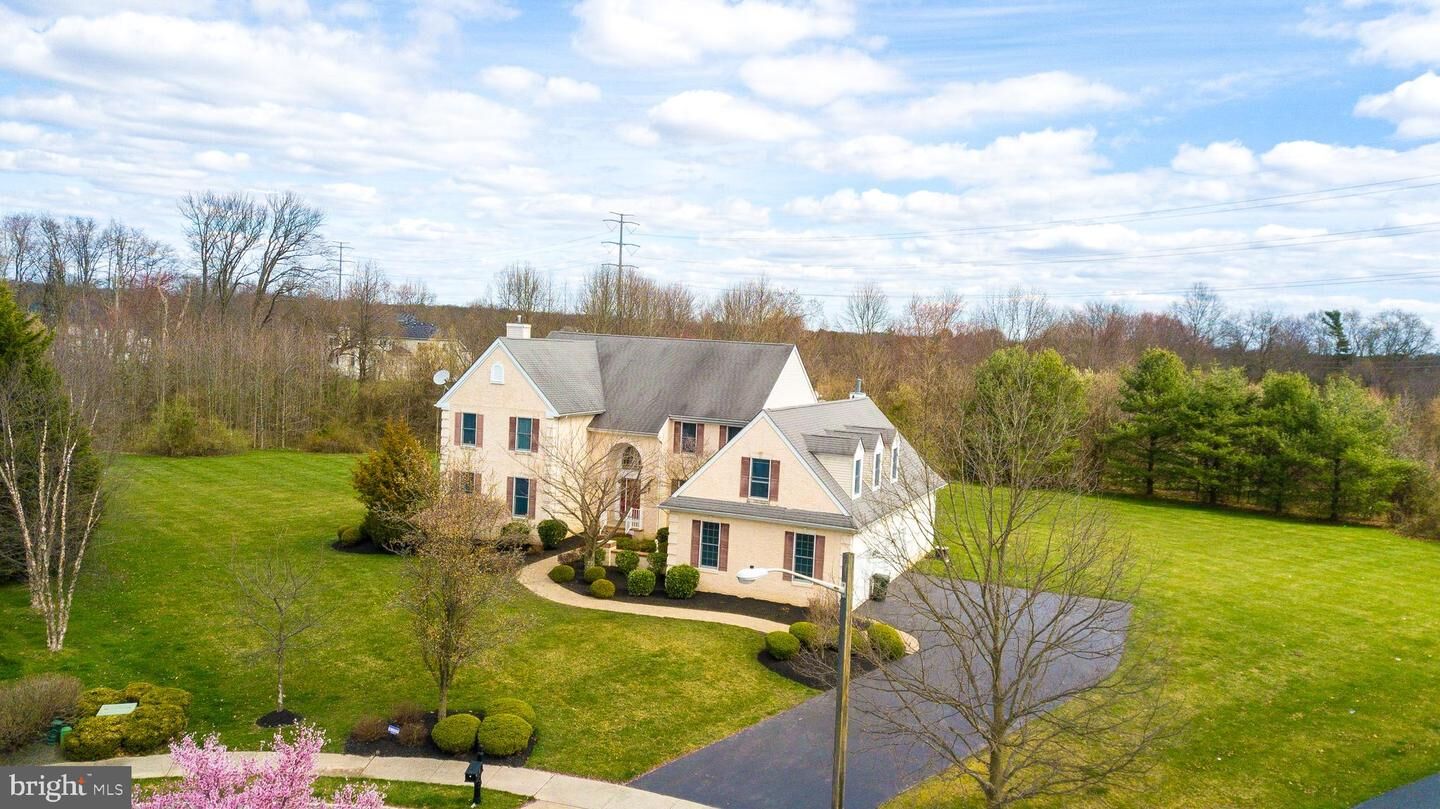 Property Photo:  5 Goldfinch Court  NJ 08536 