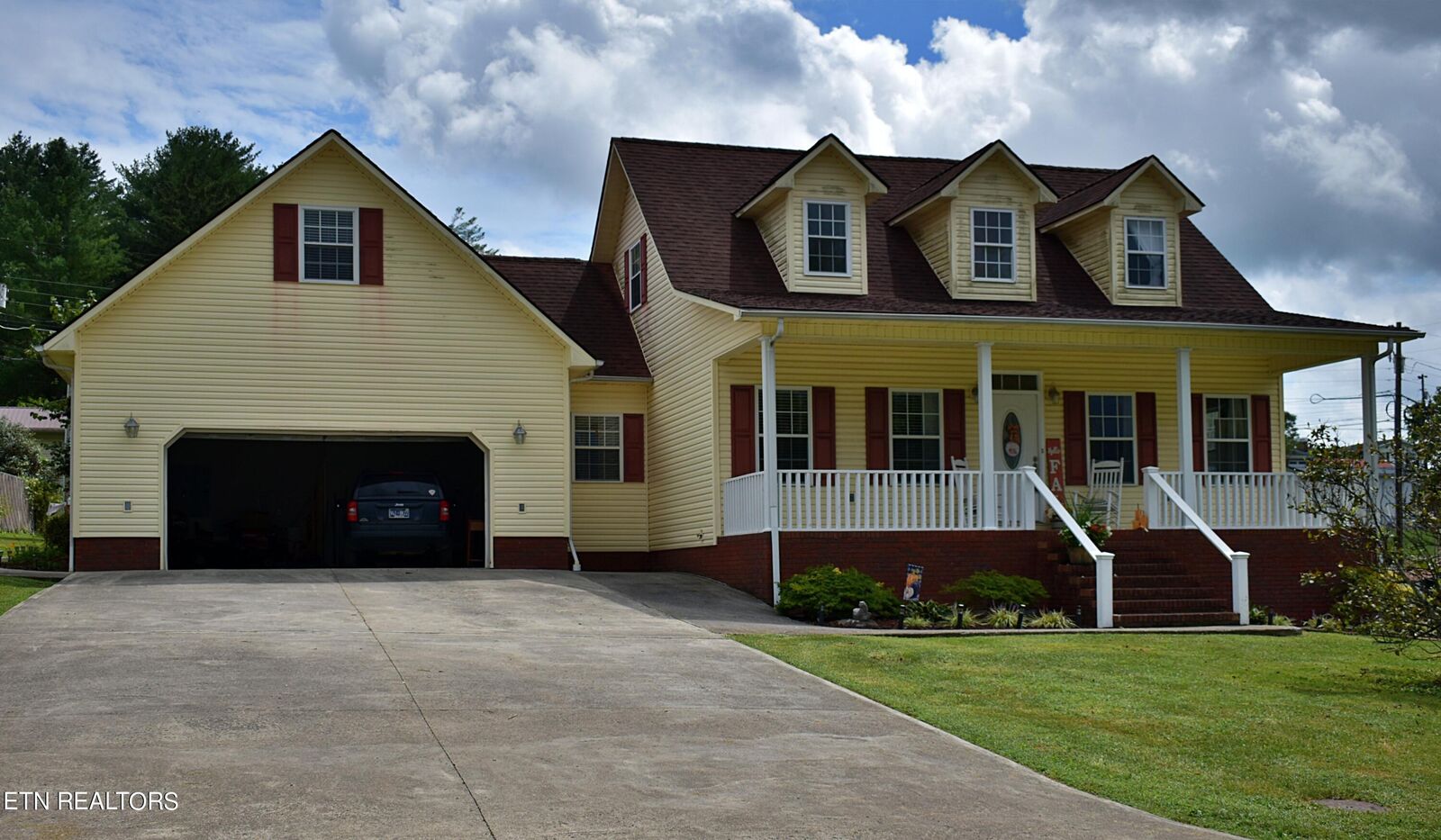 Property Photo: 220 Coleman St TN 37752