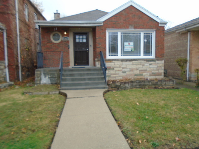 Property Photo:  8811 S Bennett Avenue  IL 60617 