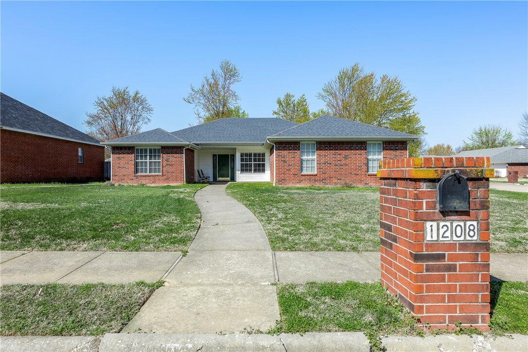 Property Photo:  1208 N 35th Street  AR 72756 