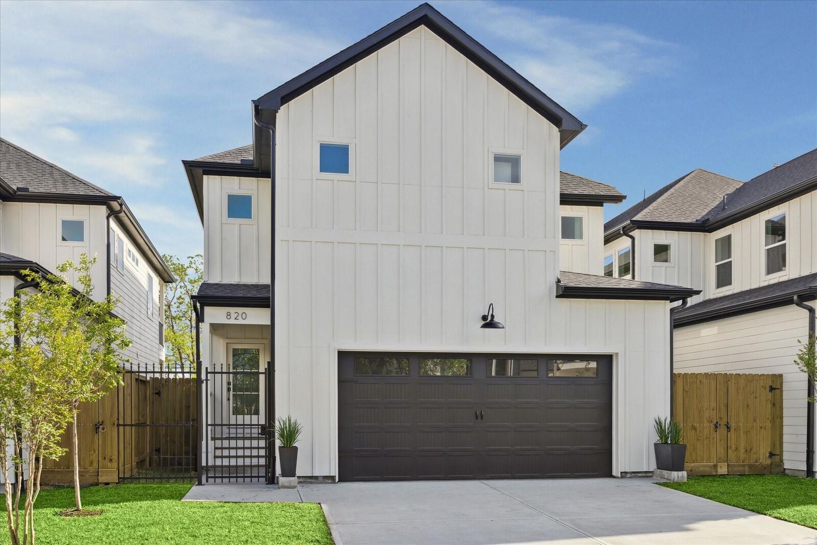 Property Photo: 820 E 32nd 1/2 Street TX 77022
