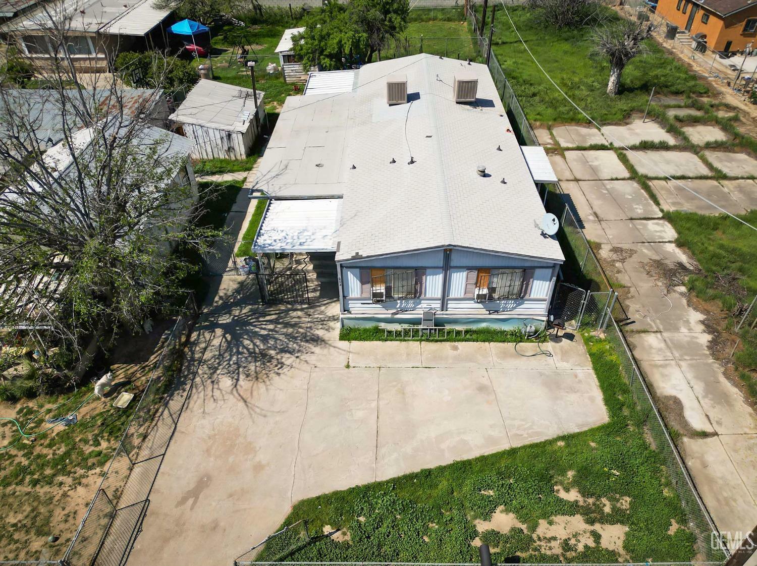 Property Photo:  202 Wiseman Street  CA 93307 