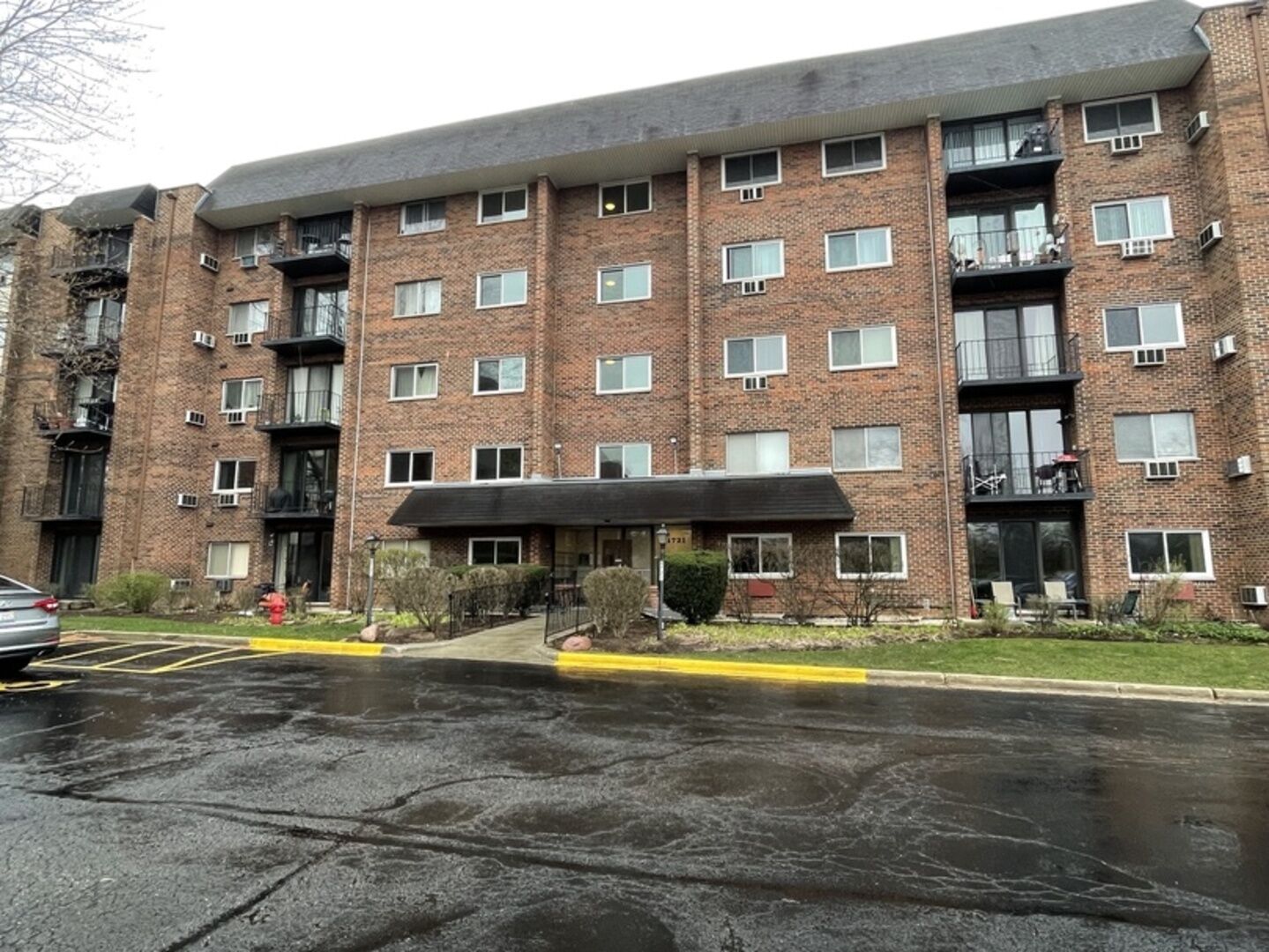 Property Photo: 4721 Saint Joseph Creek Road 1I IL 60532