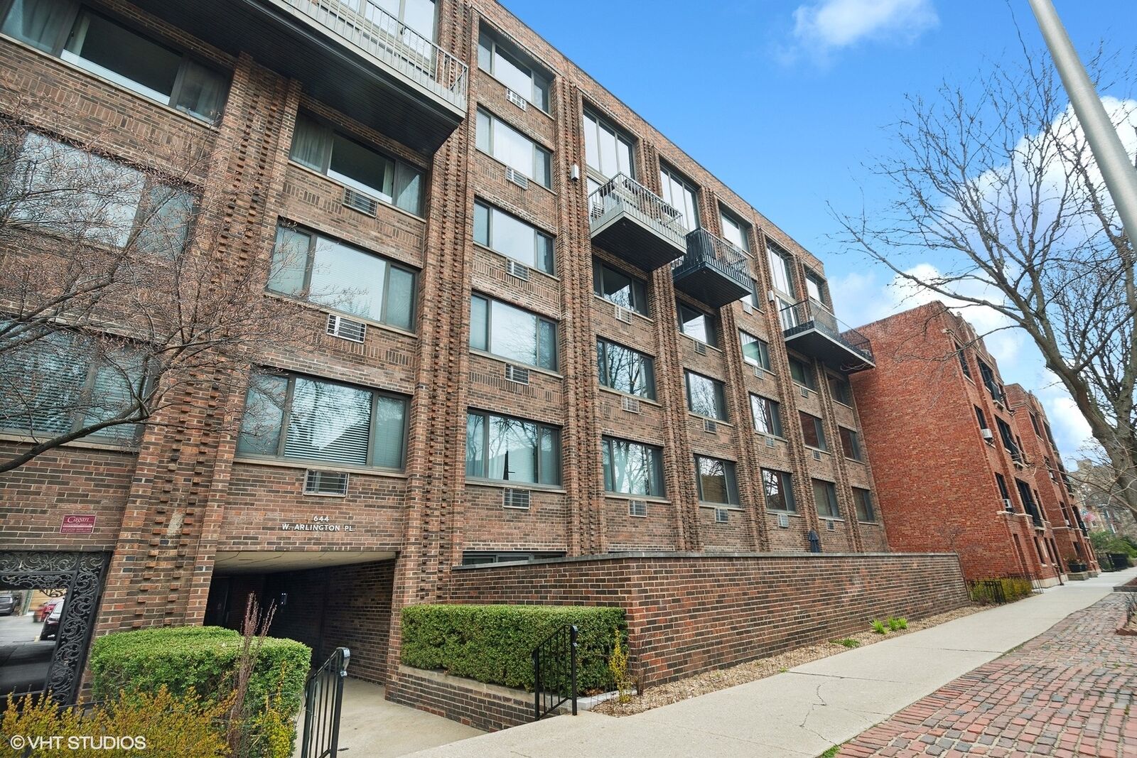 Property Photo: 644 W Arlington Place 4J IL 60614