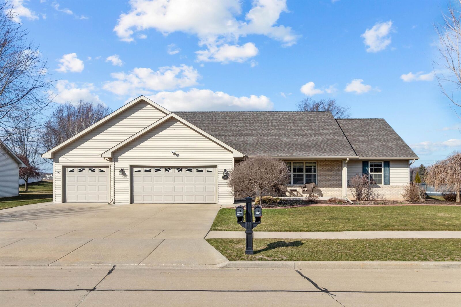 Property Photo:  4310 E Braeburn Drive  WI 54913-9369 