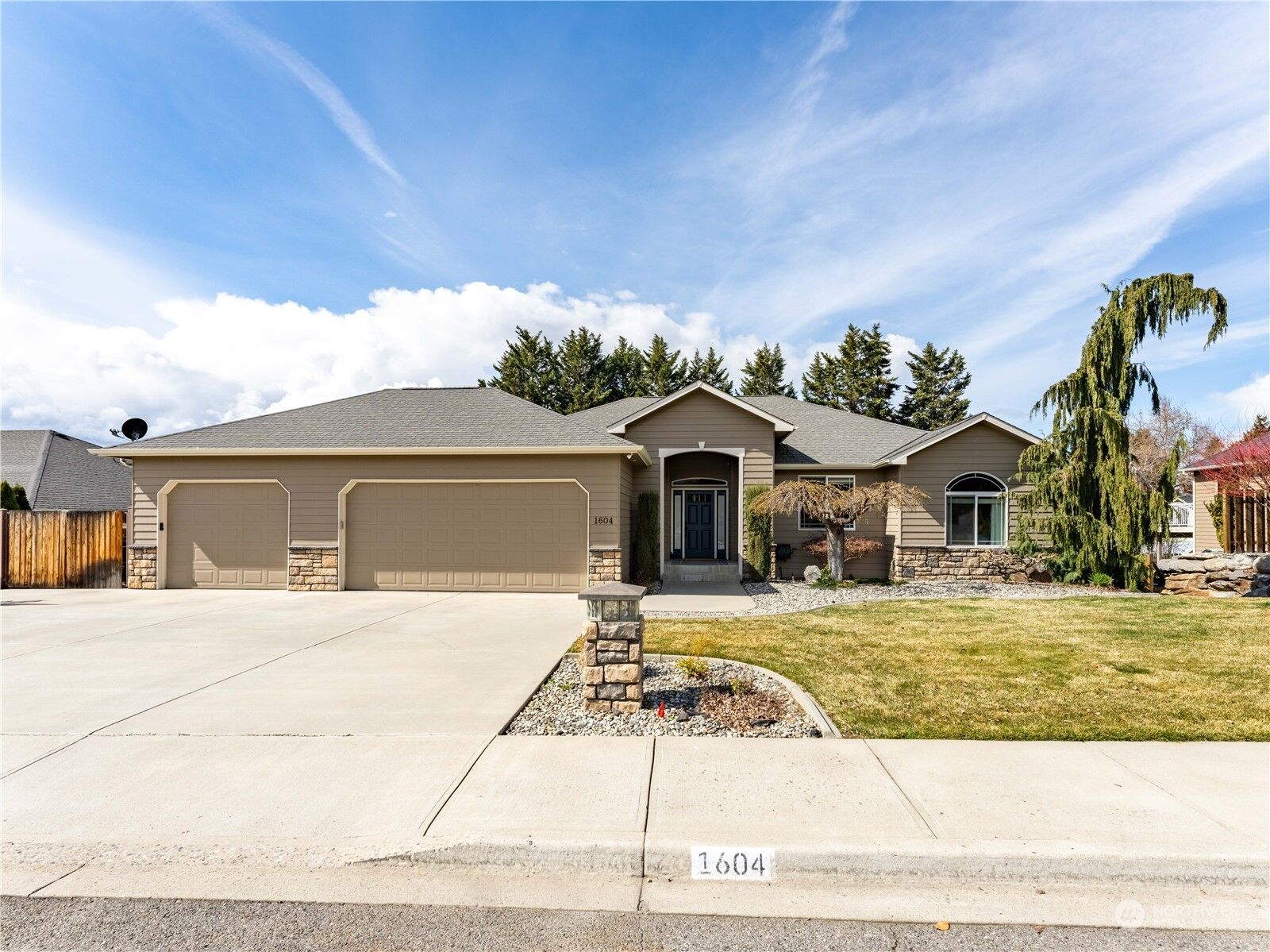 Property Photo:  1604 Hannah Way  WA 98802