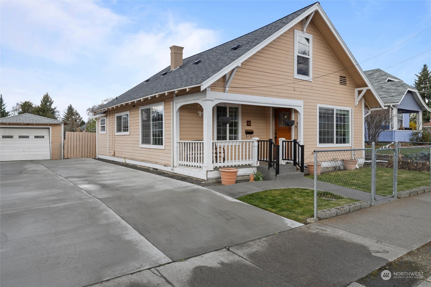 Property Photo:  16 S Roosevelt  WA 99362 