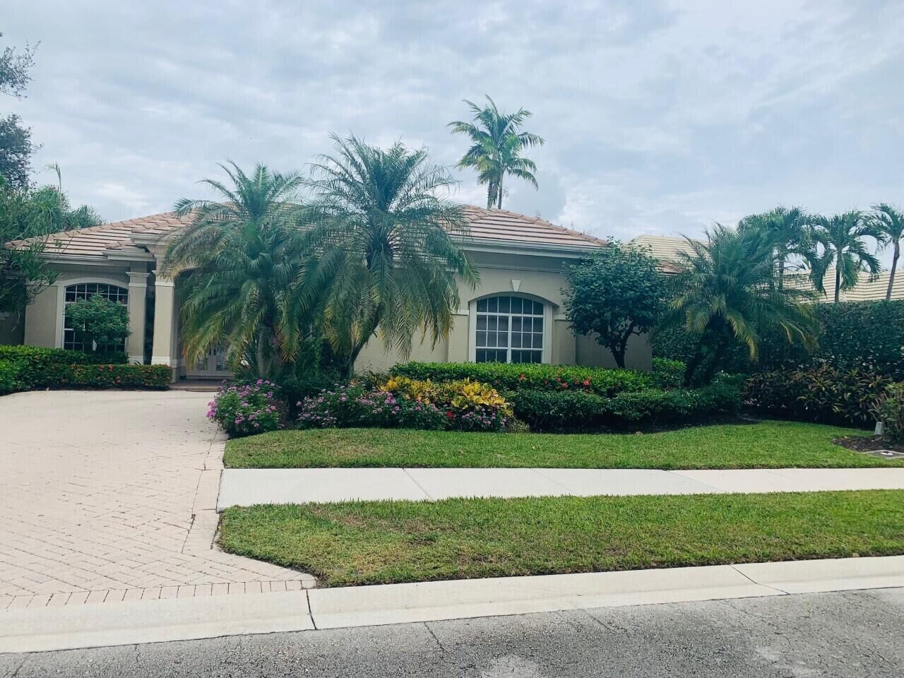 Property Photo:  123 Chasewood Circle  FL 33418 