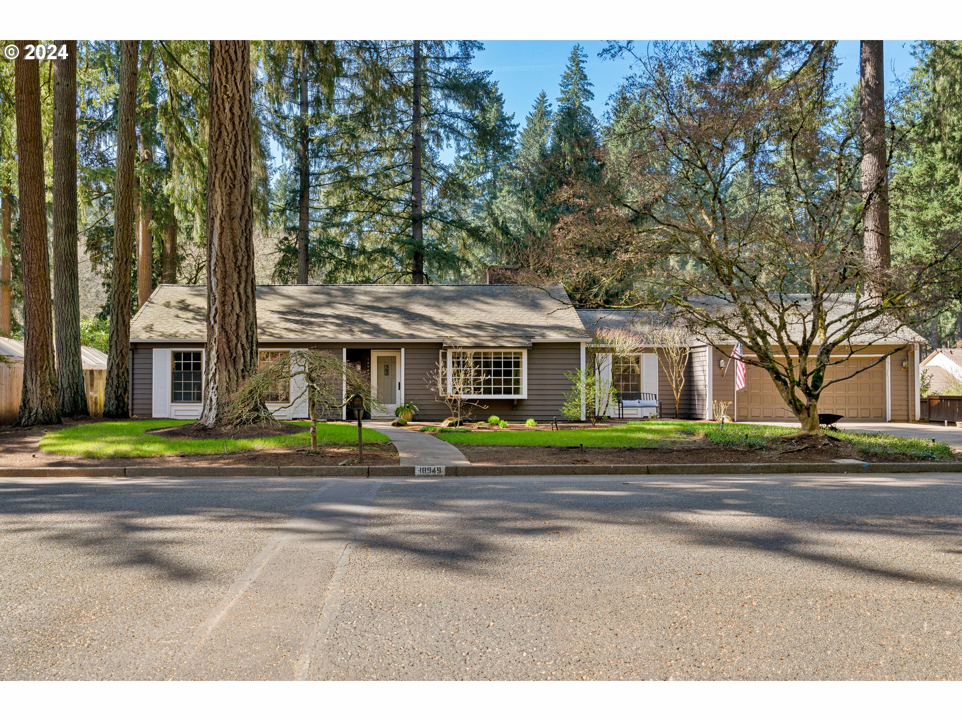 18949 Indian Creek Ave  Lake Oswego OR 97035 photo