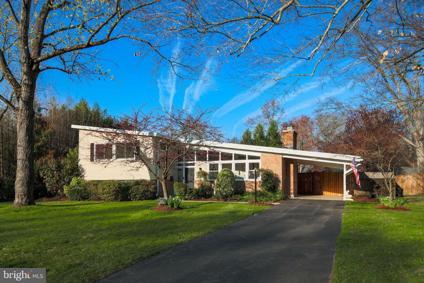 8902 Camfield Drive  Alexandria VA 22308 photo