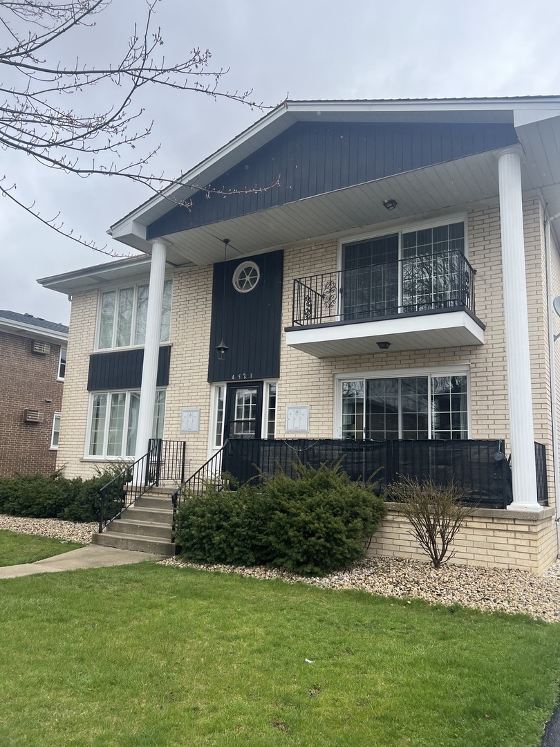Property Photo: 4521 Maple Avenue 2S IL 60513