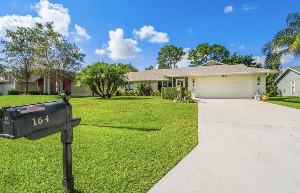 Property Photo:  164 SW Airview Avenue  FL 34984 