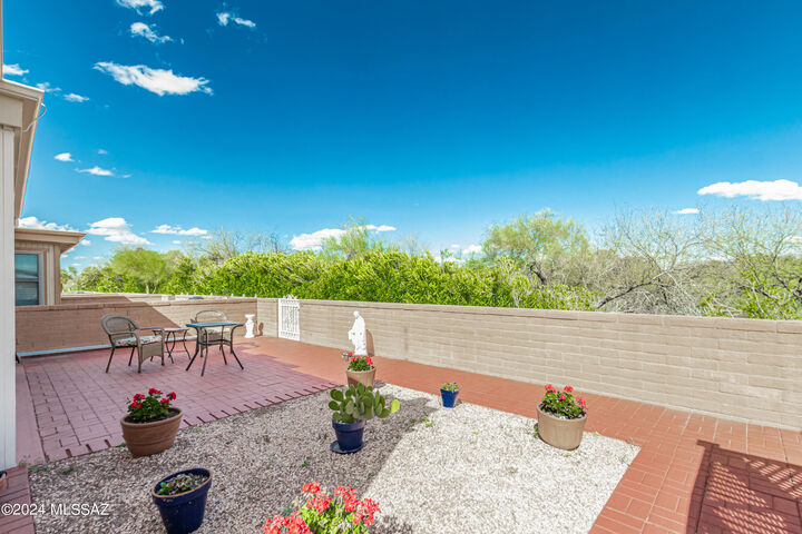 Property Photo: 374 N Calle Del Chancero AZ 85614