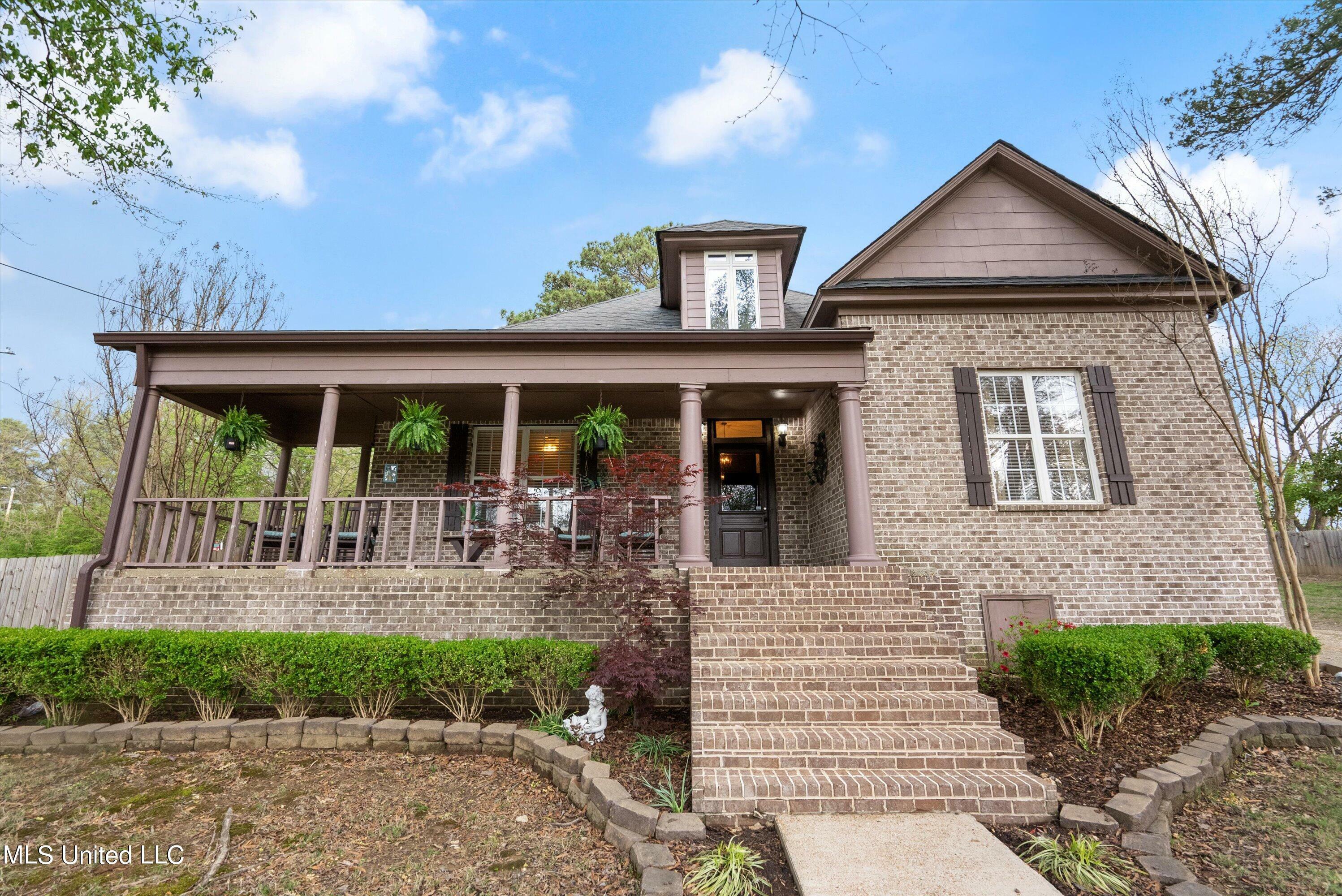 Property Photo:  26 S Senter Street  MS 38611 