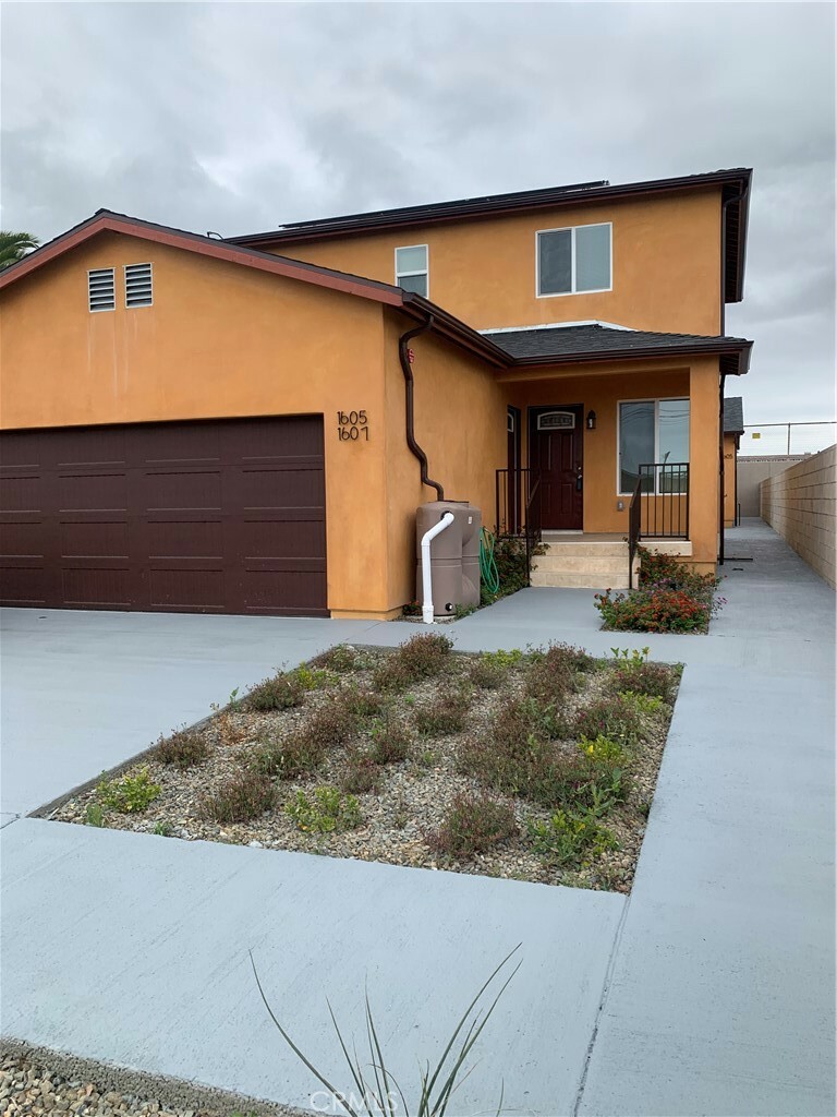 Property Photo:  1607 E Robidoux Street  CA 90744 