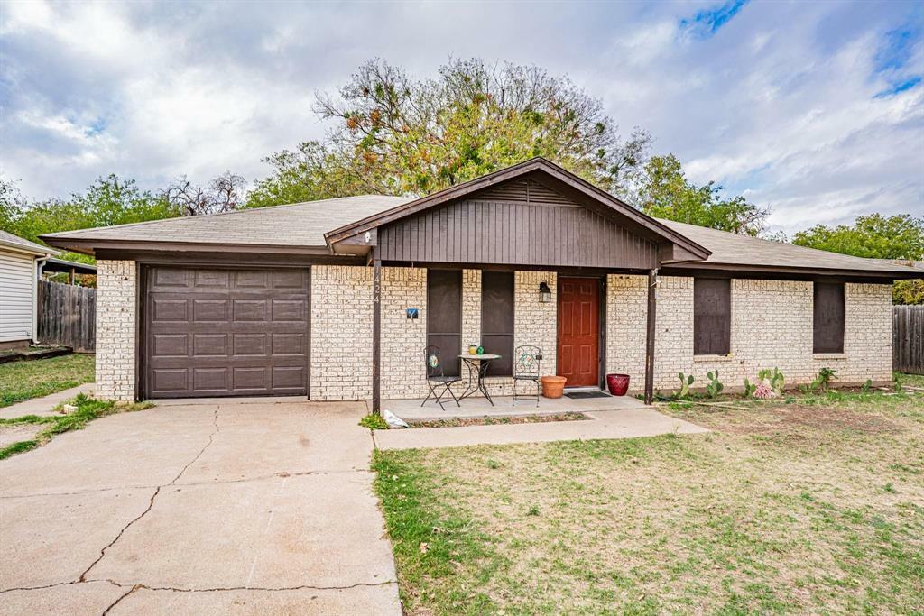 Property Photo:  1424 W Torrey Street  TX 76048 