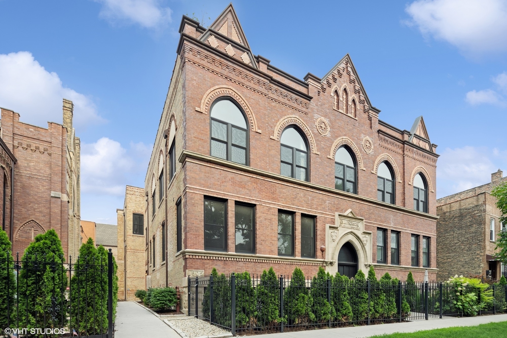 Property Photo: 915 N Hoyne Avenue 9 IL 60622