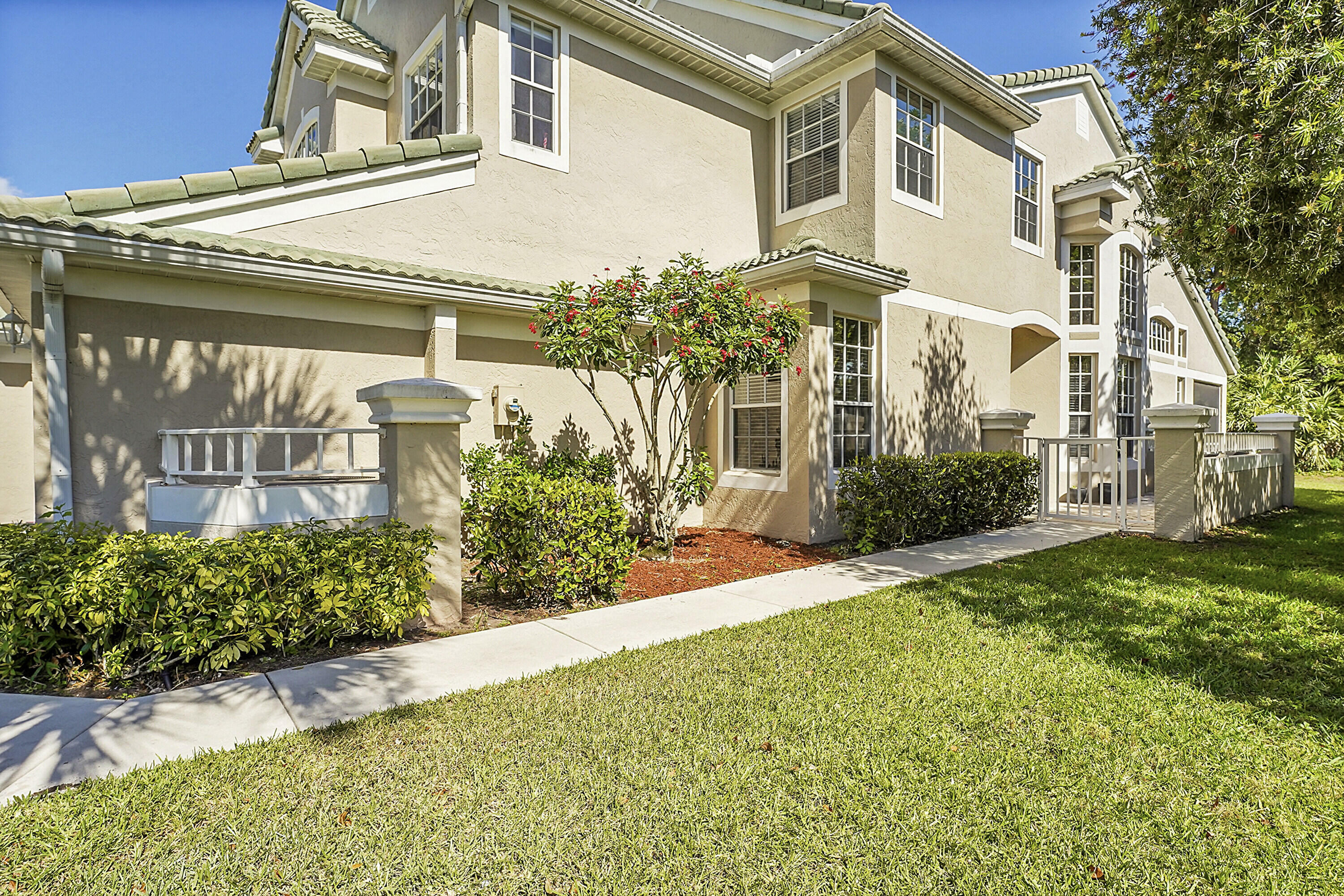 Property Photo:  1609 SW Harbour Isles Circle 44  FL 34986 