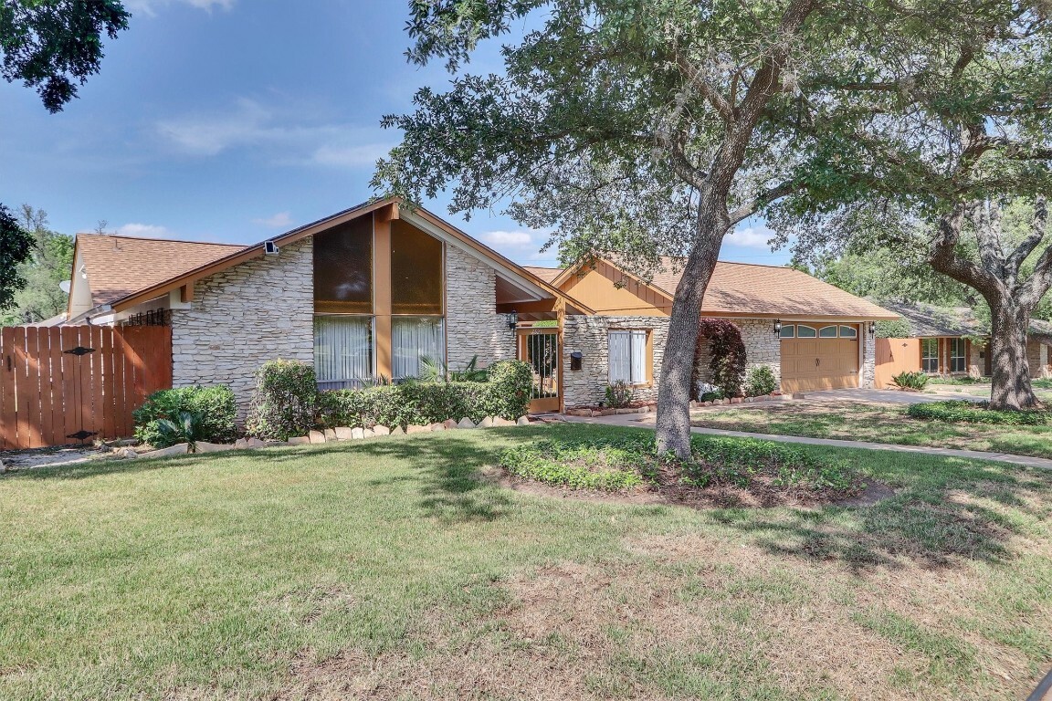 Property Photo: 7521 Glenhill Road TX 78752