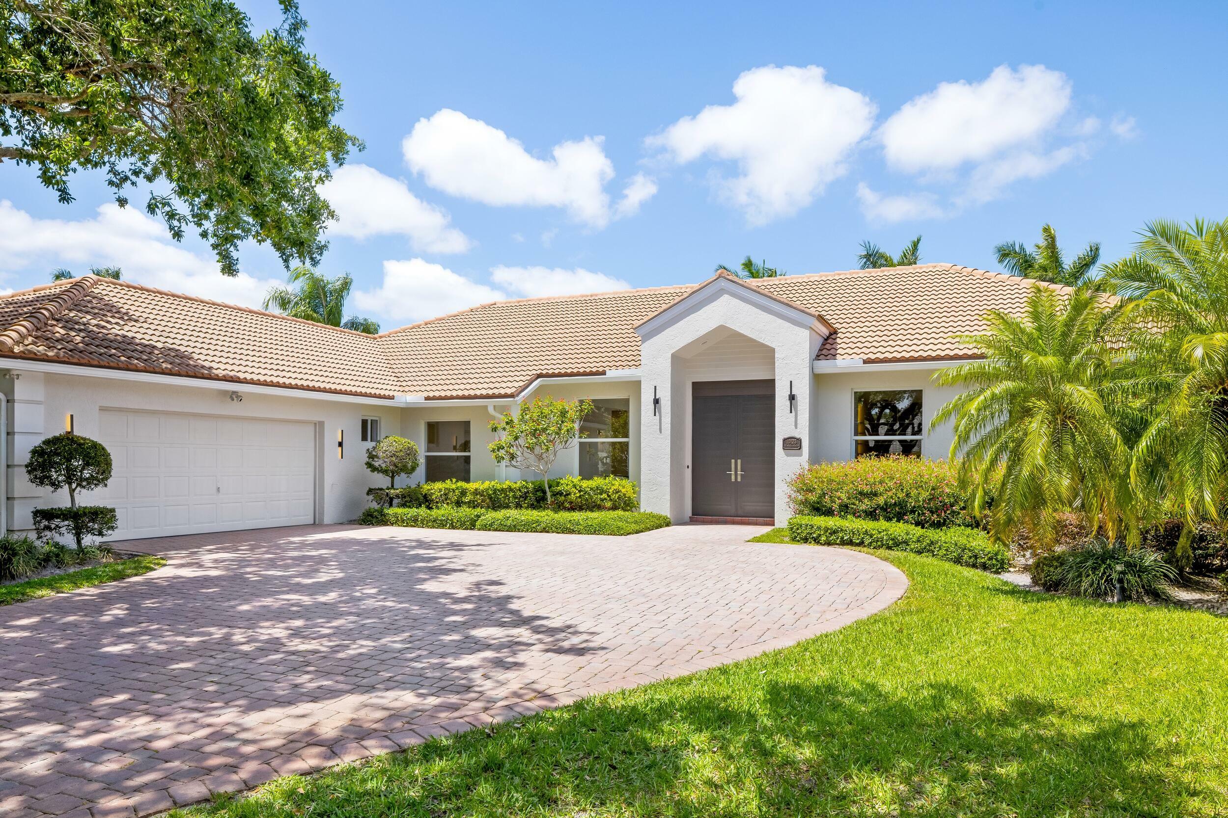 Property Photo:  10123 SE White Pelican Way  FL 33469 