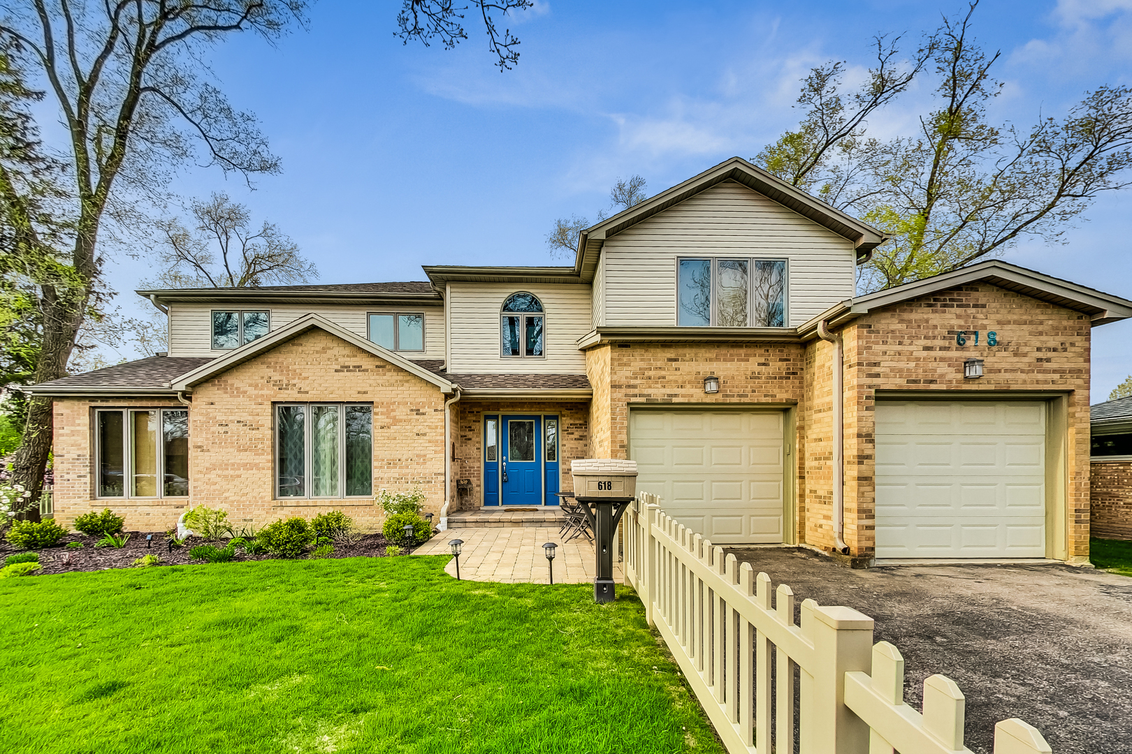 Property Photo: 618 Dalton Place IL 60062