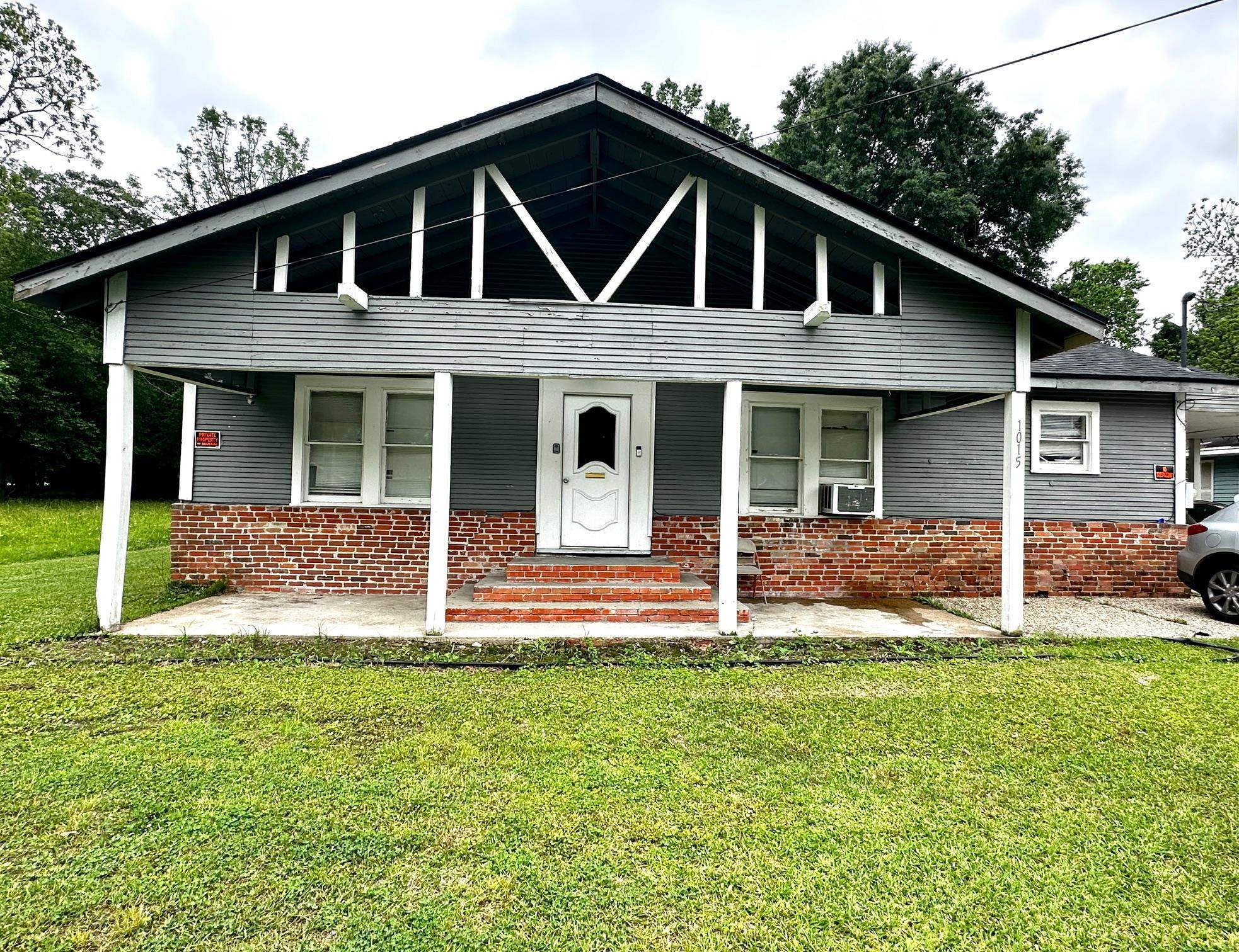 Property Photo:  1015 Parry St  TX 77703 