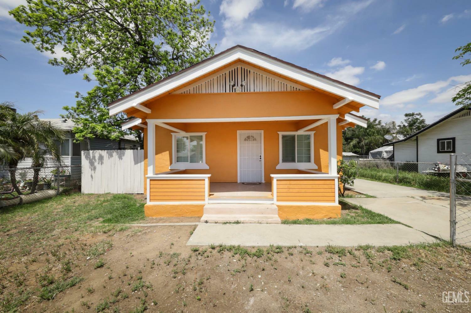 Property Photo:  318 Decatur Street  CA 93308 