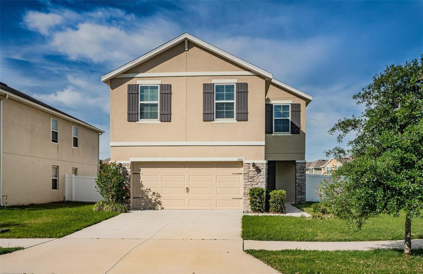 Property Photo: 1021 Ashentree Drive FL 33563