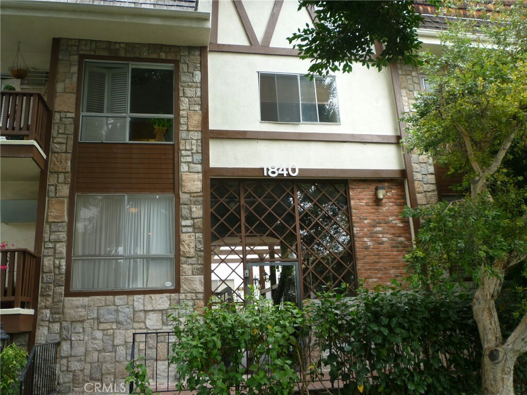 Property Photo:  1840 Camden Avenue 202  CA 90025 