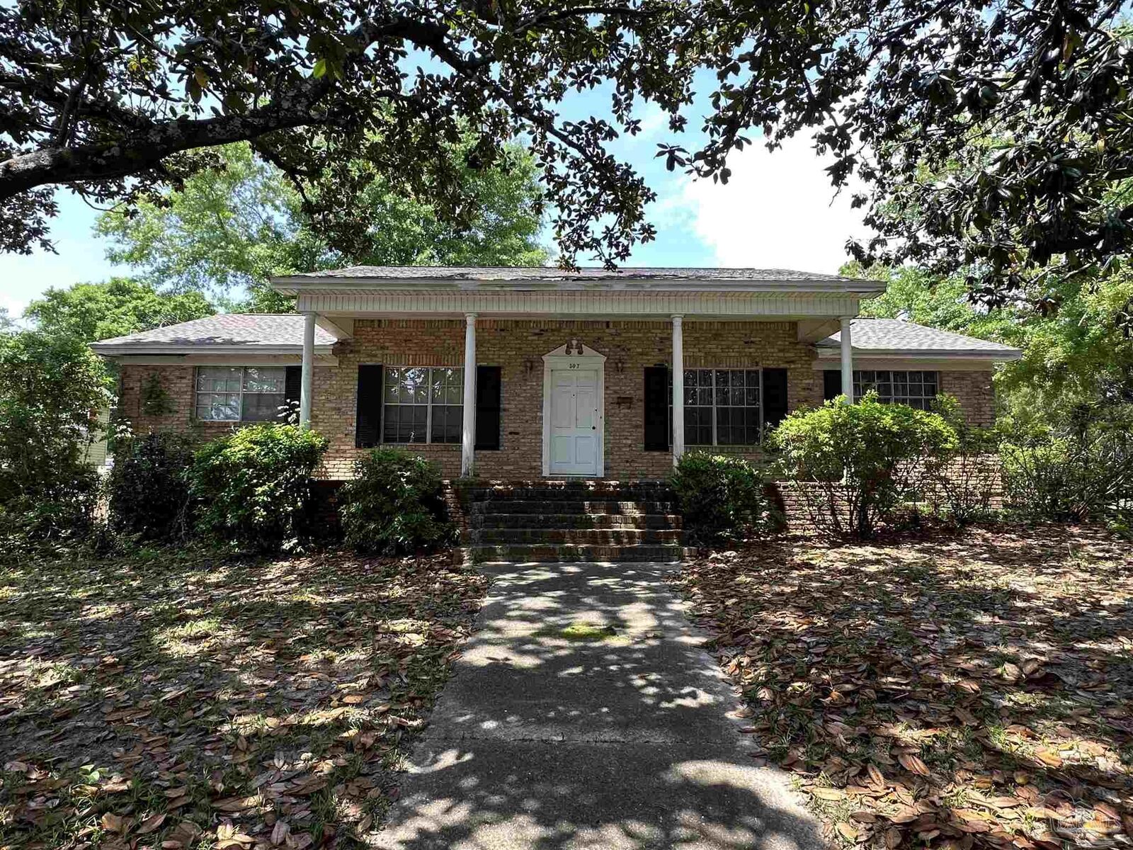 Property Photo: 307 Teakwood Cir FL 32506