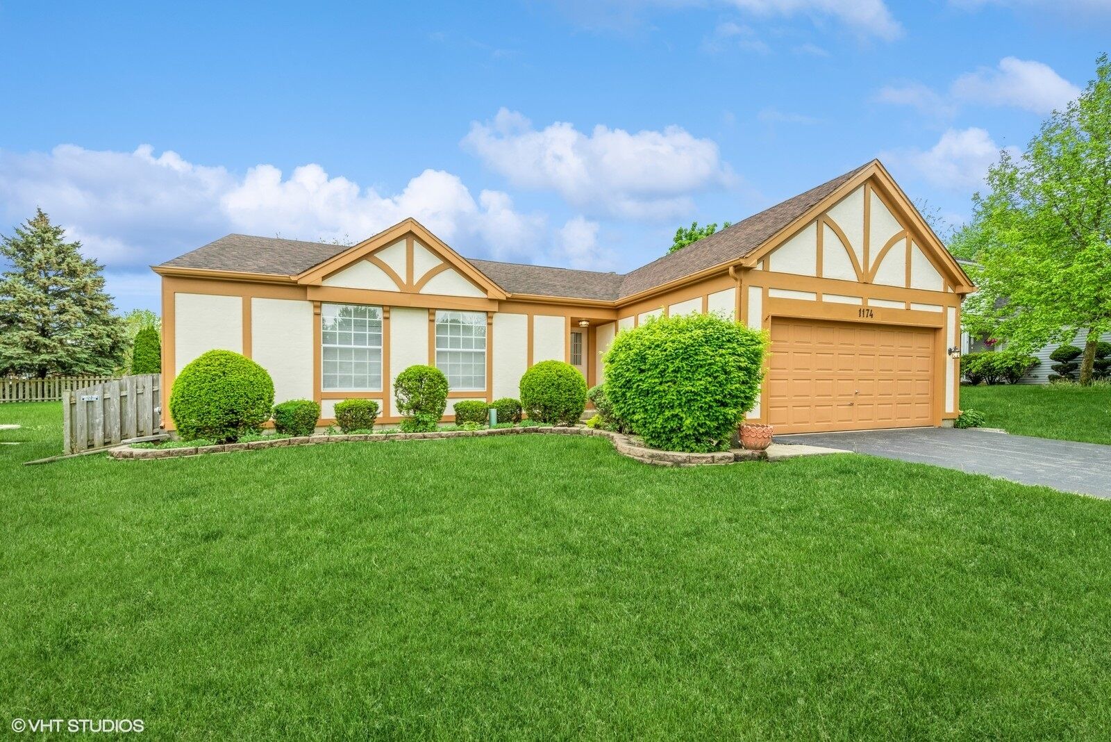 Property Photo: 1174 Hyannis Circle IL 60188