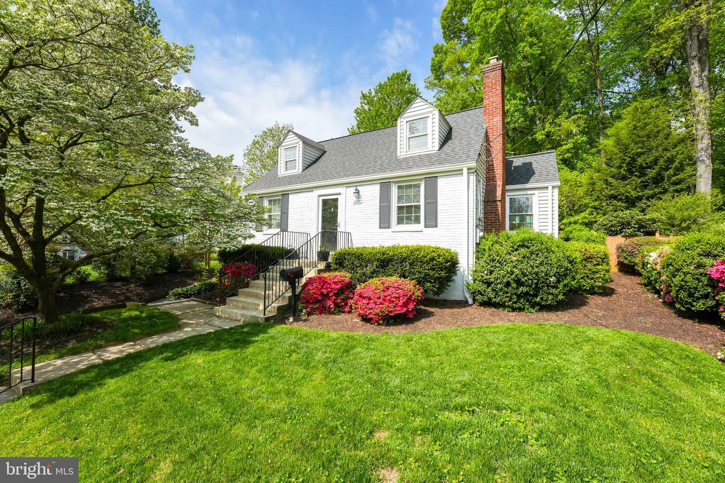 Property Photo: 2936 Woodlawn Avenue VA 22042