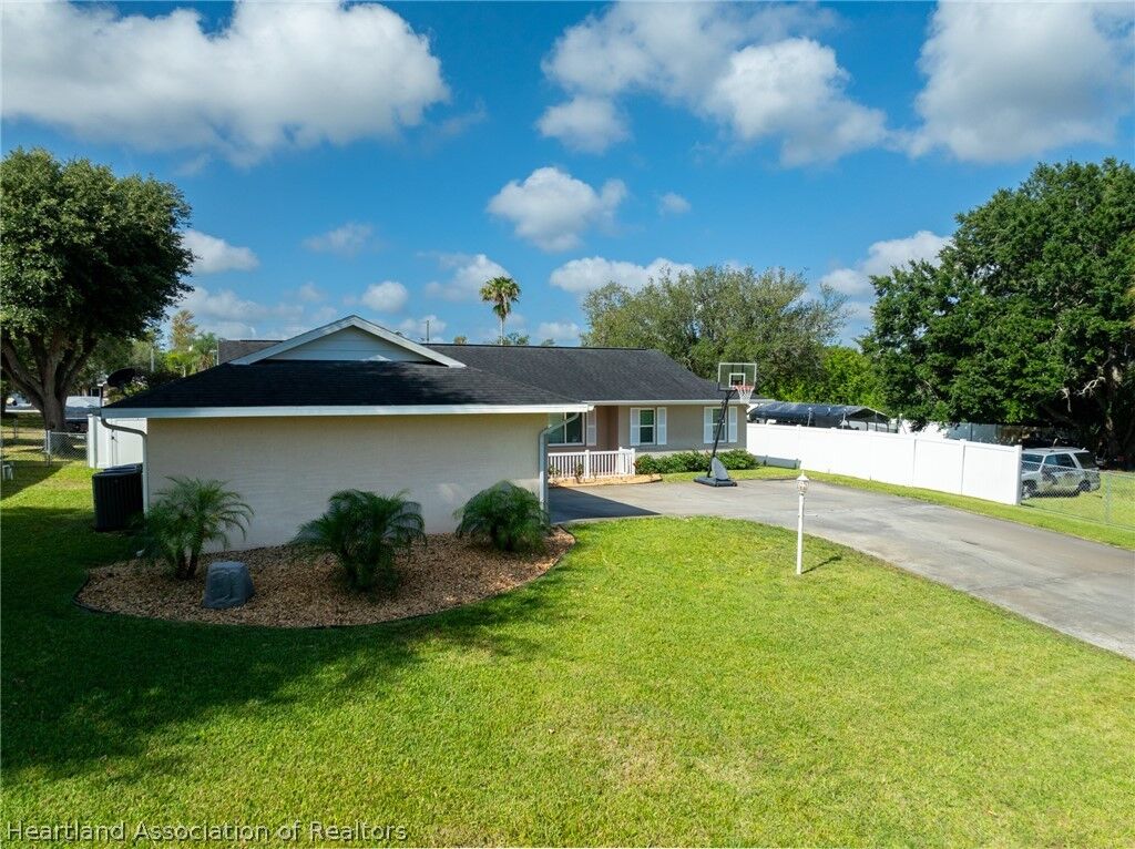 Property Photo: 238 Fox Ridge Road FL 33852