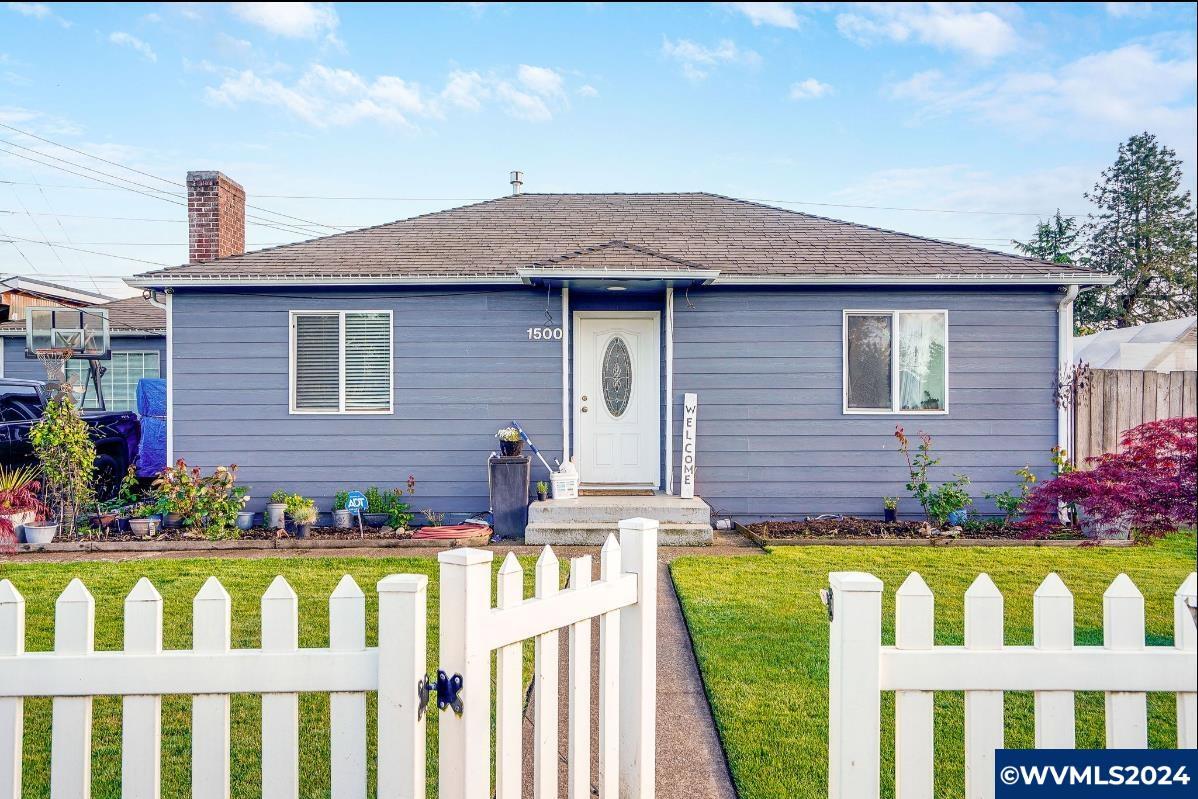 Property Photo:  1500  George St  OR 97071-5209 
