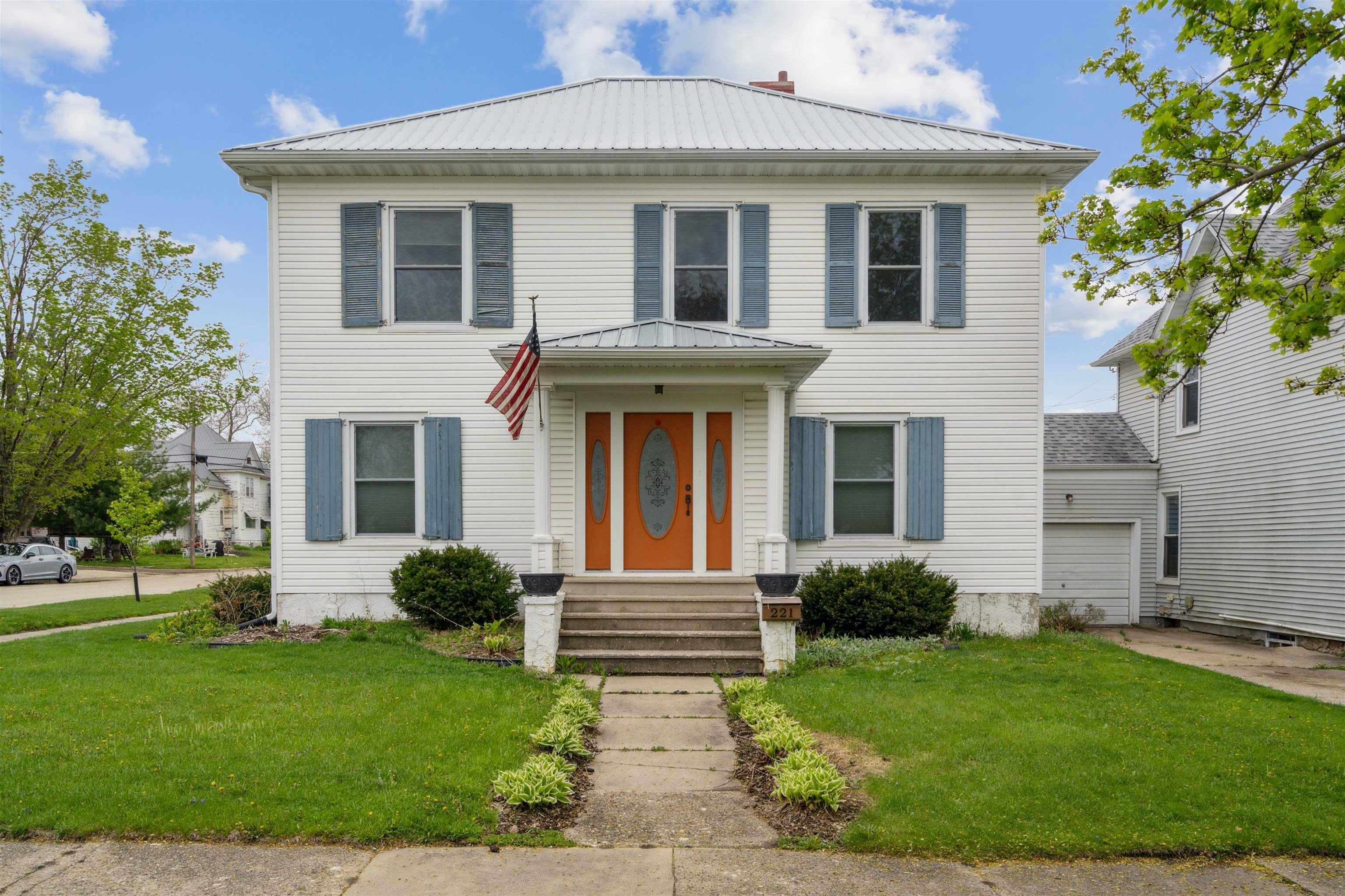 Property Photo:  221 1st Ave NE  IA 50662 