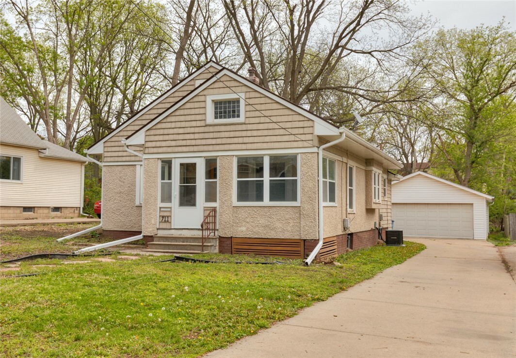 Property Photo:  711 40th Street  IA 50312 