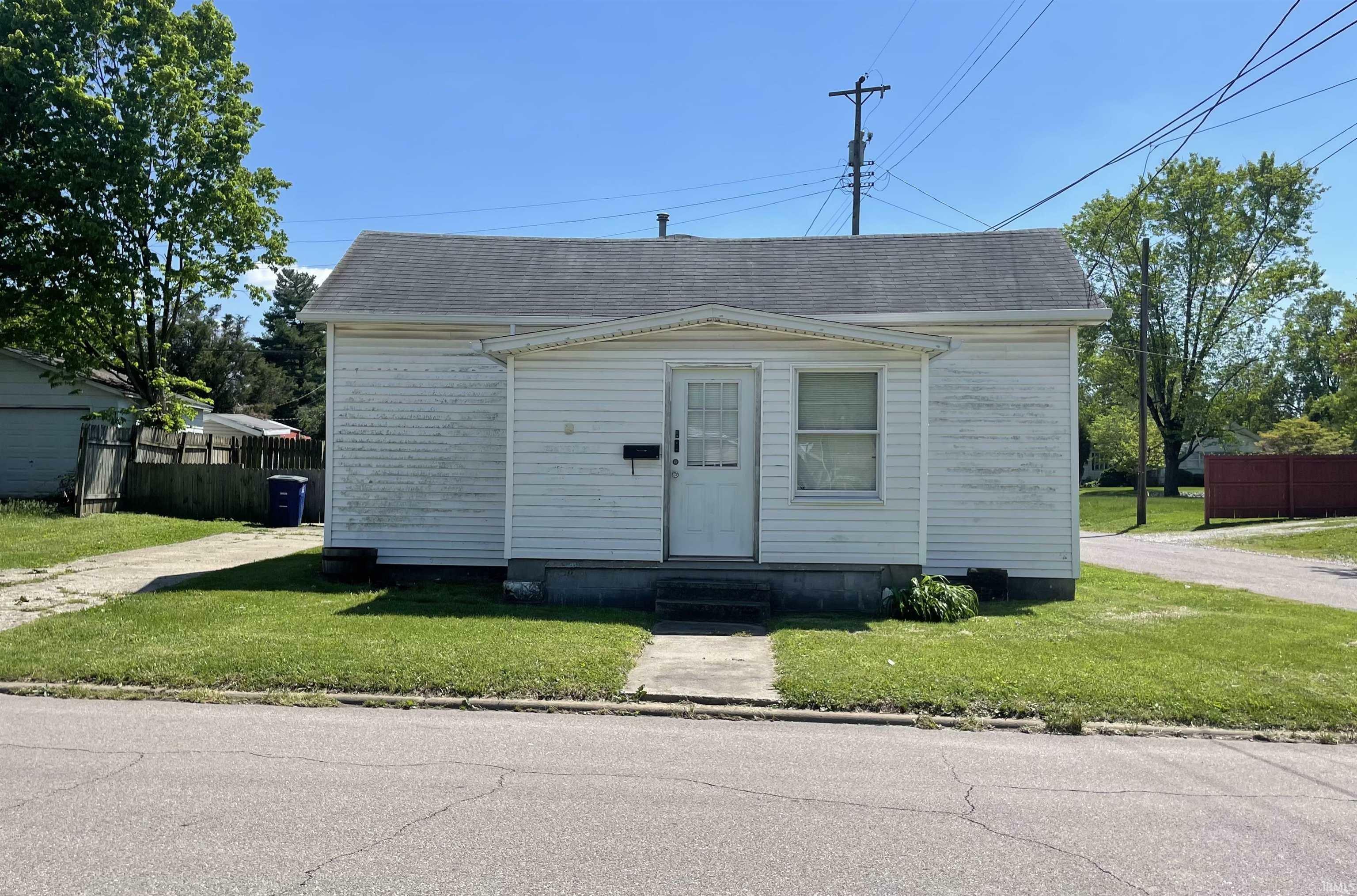 Property Photo:  901 E State Street  IN 47670-1939 