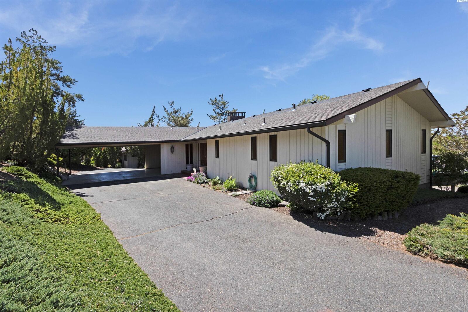 Property Photo:  1225 Hillcrest Dr  WA 99350 