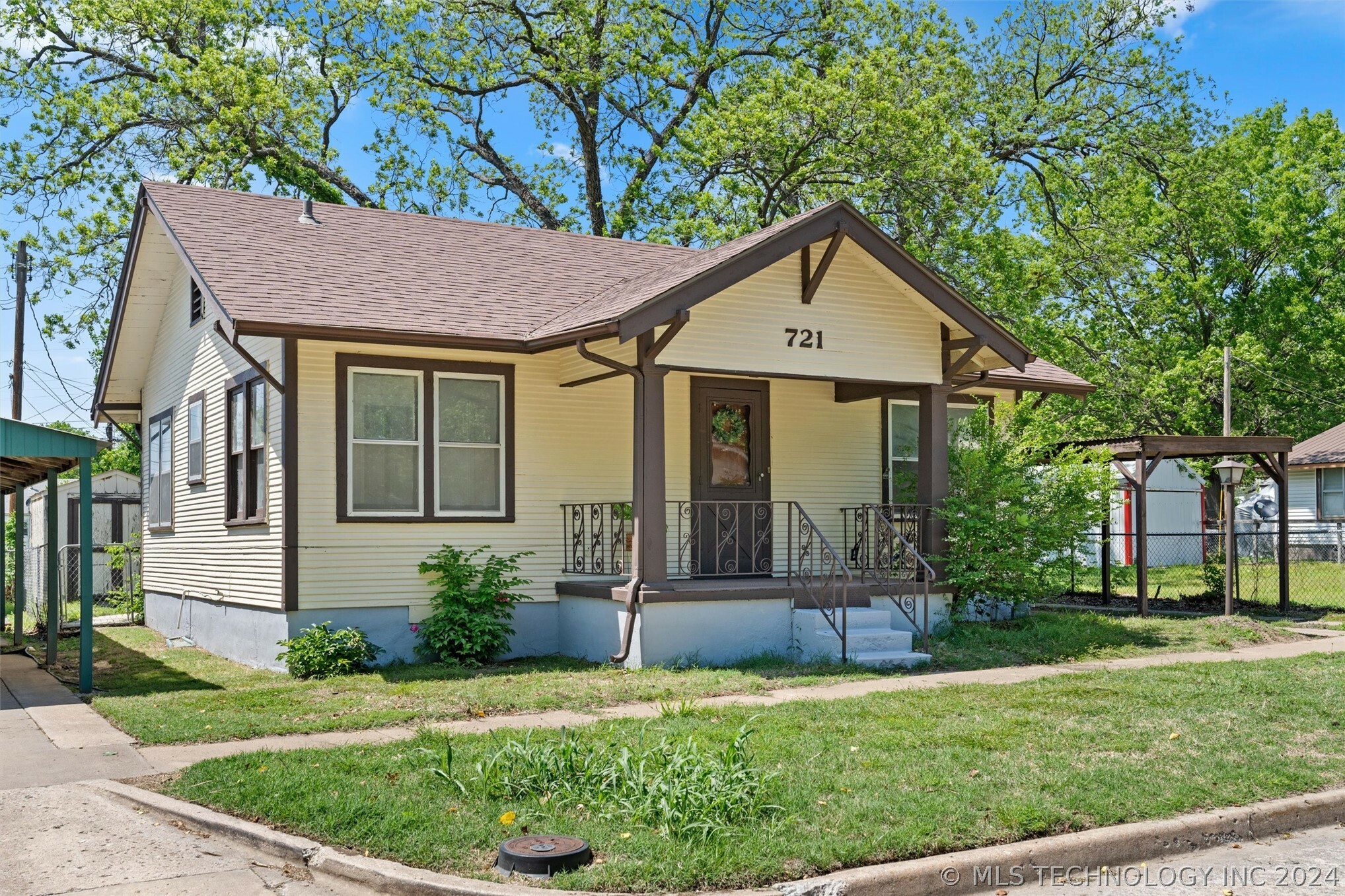 Property Photo:  721 SE Creek Avenue  OK 74003 