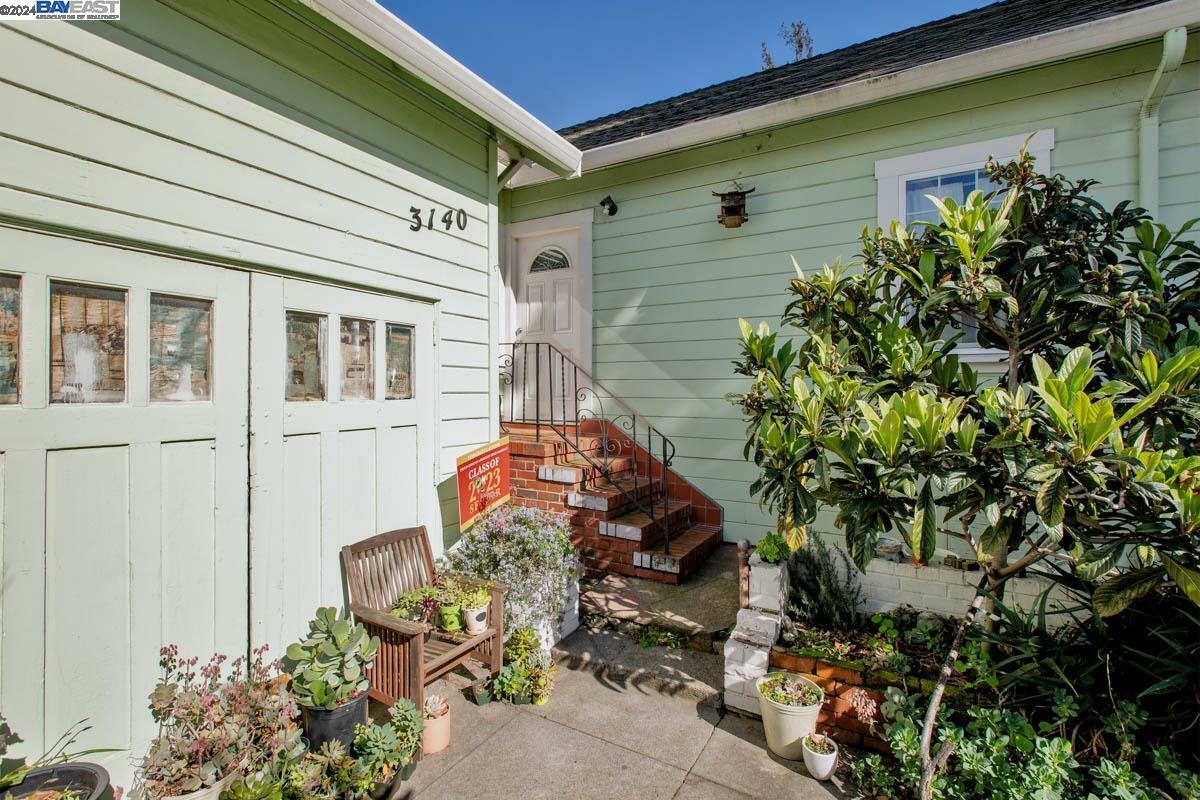 Property Photo:  3140 E 27th St  CA 94601 