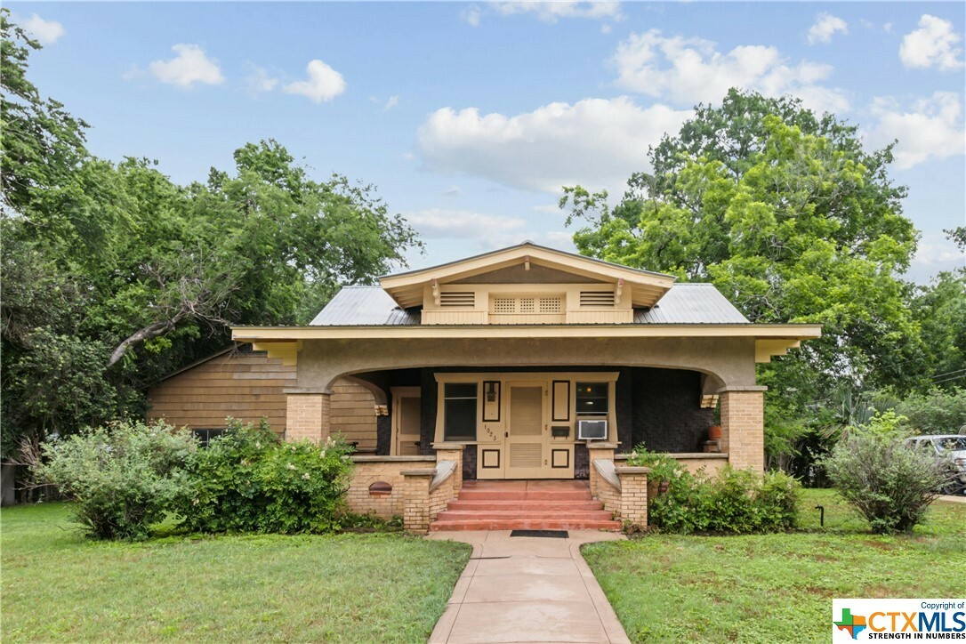 Property Photo:  1025 W Hopkins Street  TX 78666 