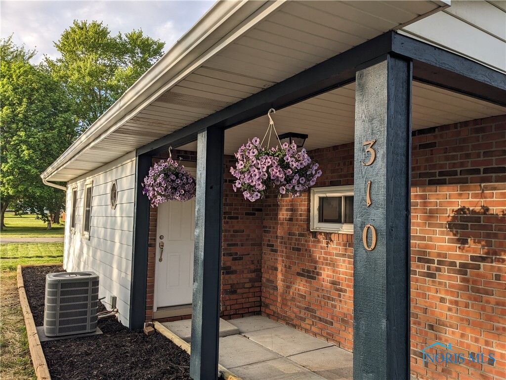 Photo de la propriété:  310 N Walnut Street  OH 43570 
