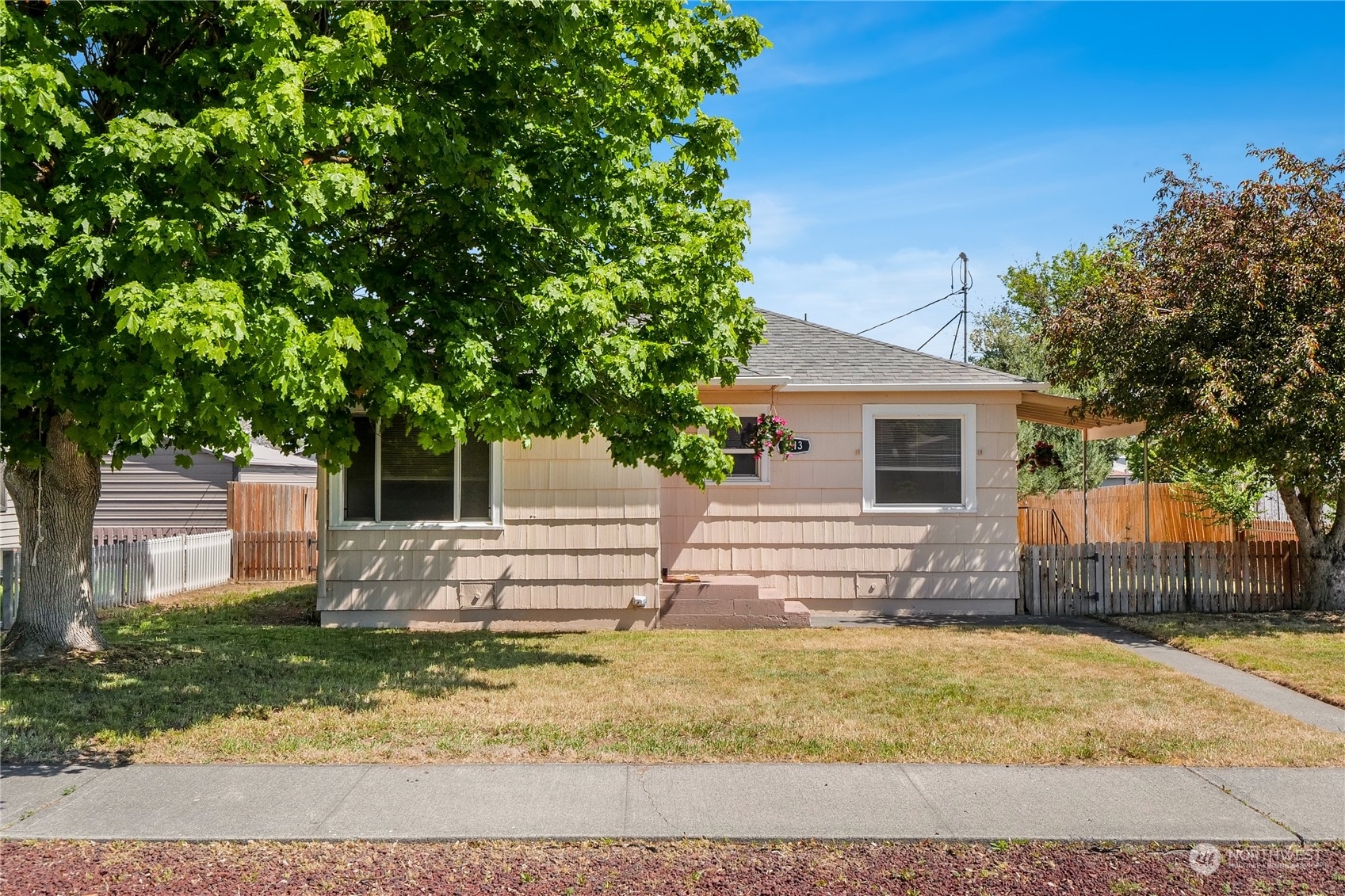 Property Photo:  1113 W Gem Avenue  WA 98837 